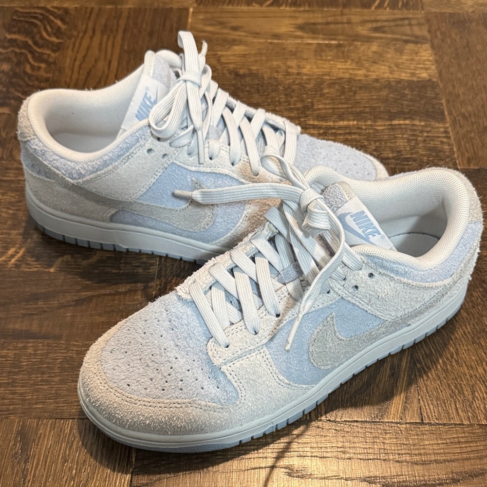 Nike DUNK LOW WMNS
"SUEDE - PHOTON DUST / LIGHT ARMORY BLUE"